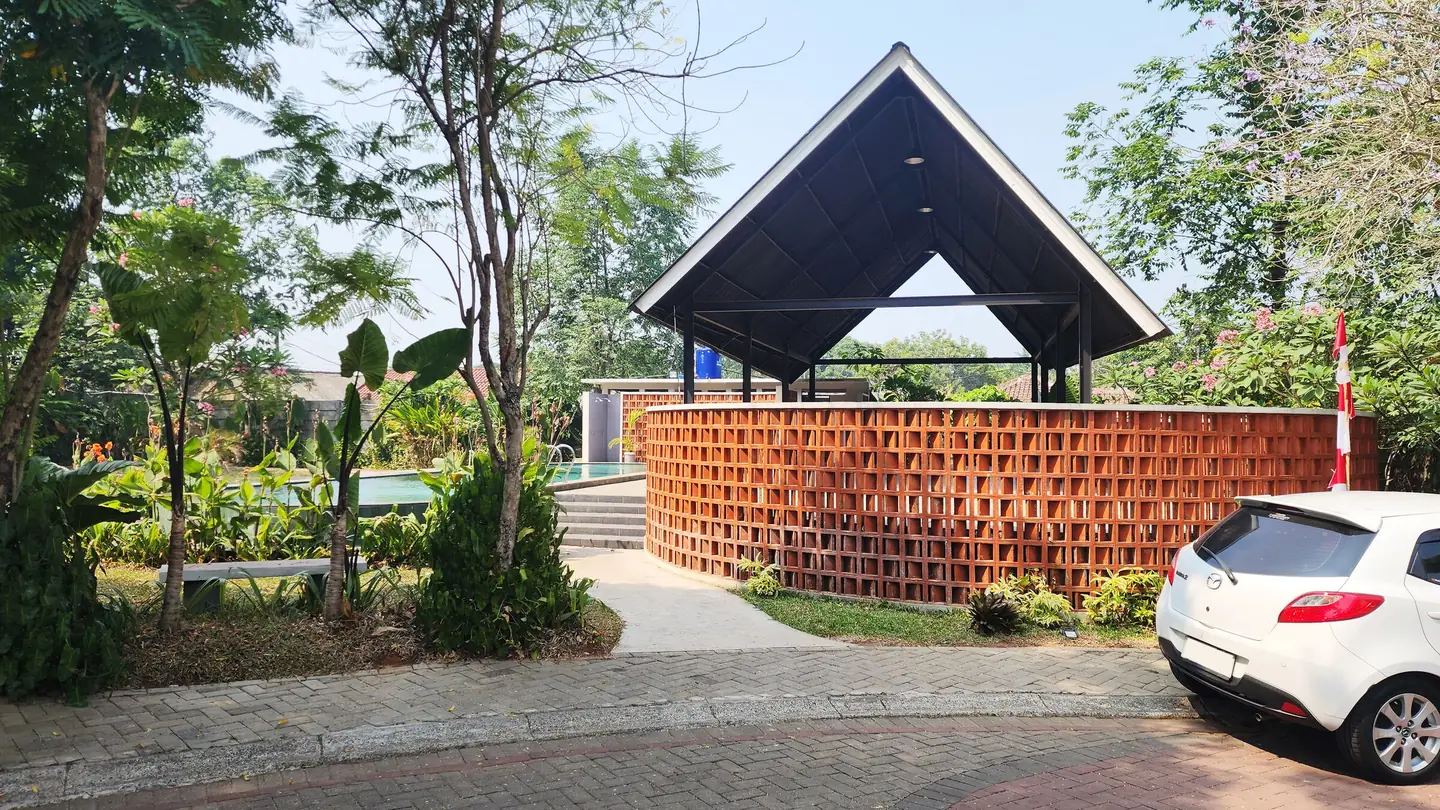 Pavilion dengan dinding brick lattice dan atap pelana, salah satu project E:SCALA